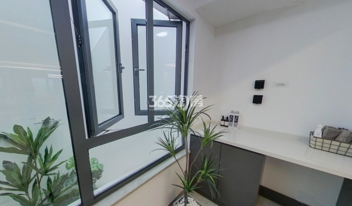 兴港和昌湖畔云栖130㎡户型样板间阳台