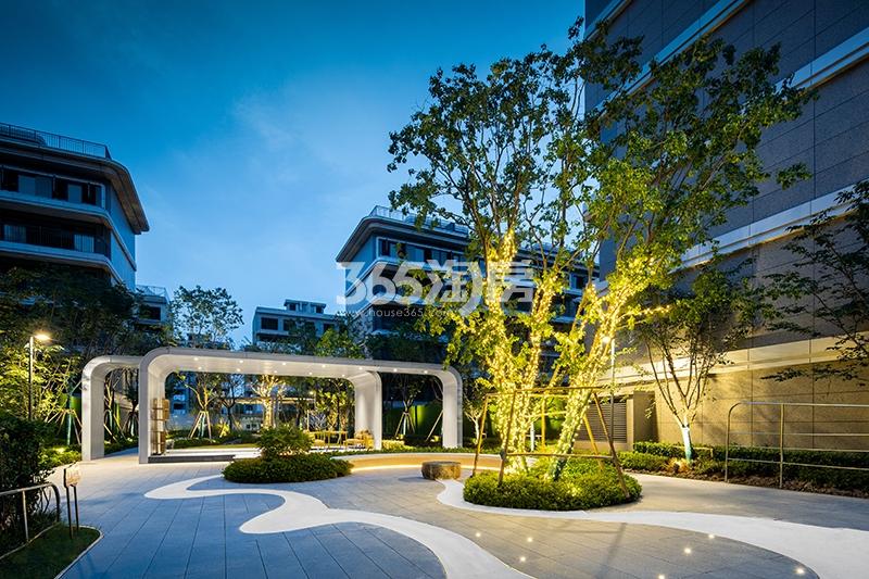 铂宸府一期叠墅区域景观实景（2022.7.28摄）
